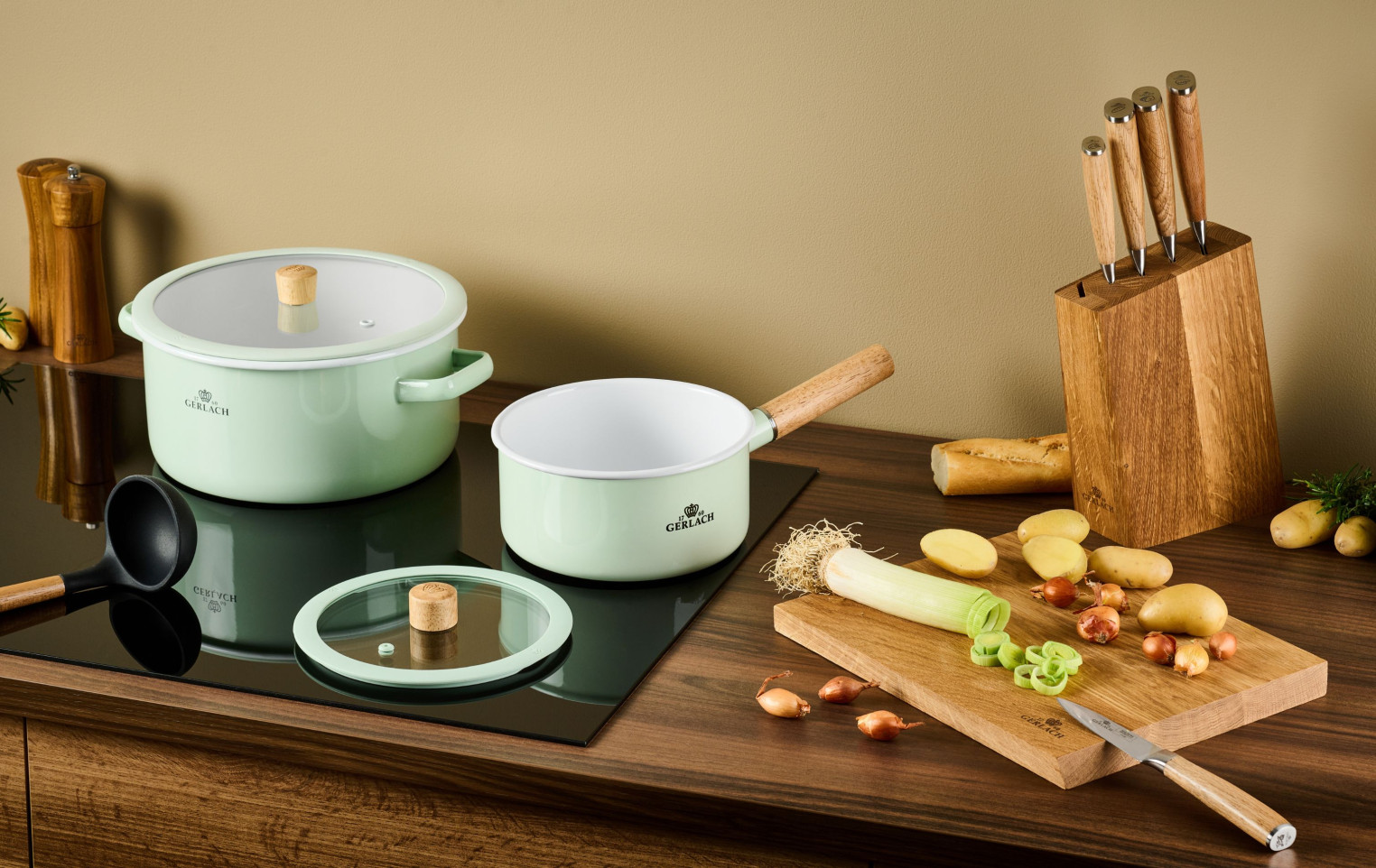 Enamel saucepan NATUR ENAMEL pastel green 18 cm 2 L Enamel saucepan NATUR ENAMEL pastel green 18 cm 2 L