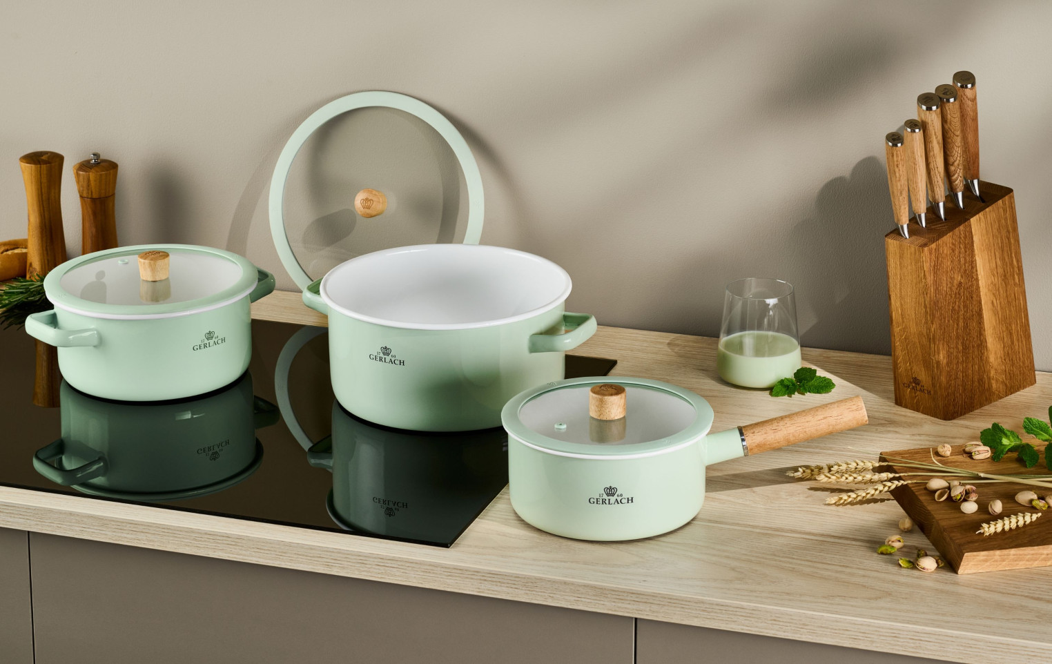 Enamel saucepan NATUR ENAMEL pastel green 18 cm 2 L Enamel saucepan NATUR ENAMEL pastel green 18 cm 2 L