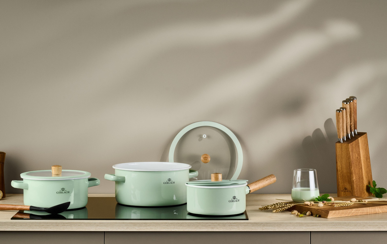 Enamel saucepan NATUR ENAMEL pastel green 18 cm 2 L Enamel saucepan NATUR ENAMEL pastel green 18 cm 2 L