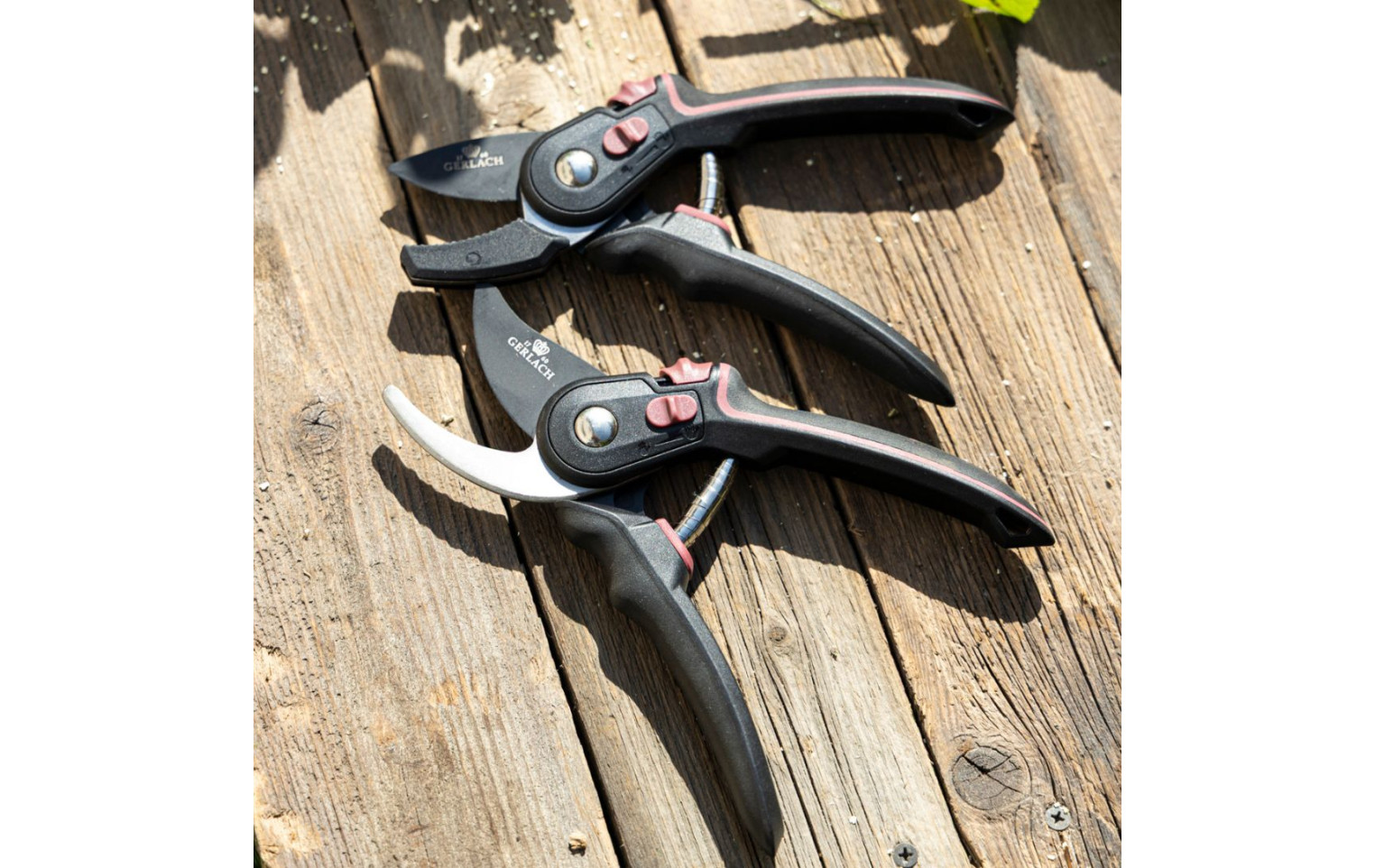 Single-handed anvil pruner