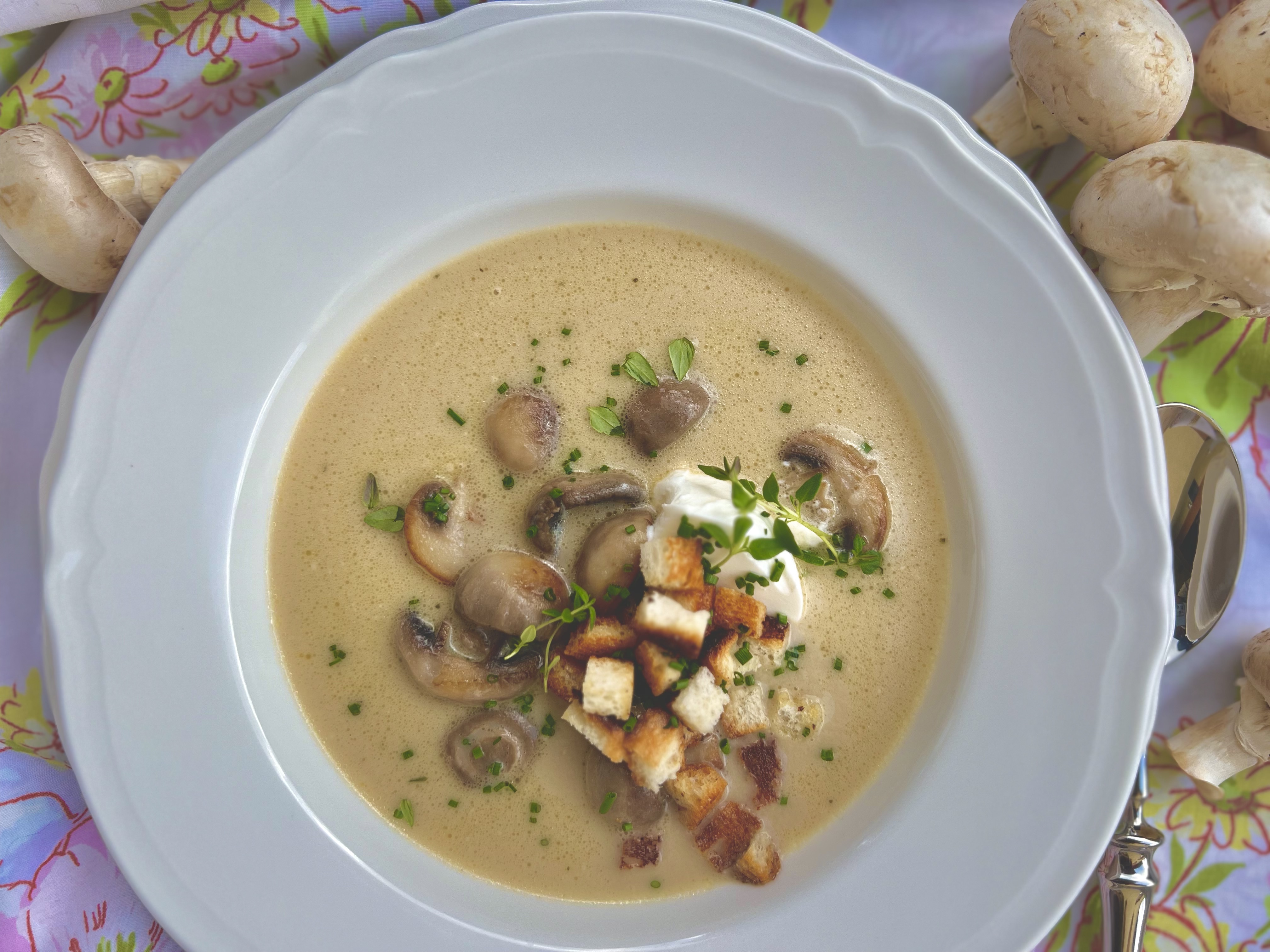 Zupa pieczarkowa – przepis na szybką i smaczną zupę
